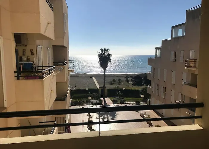 Espectacular residencial en 1a linea con piscina.